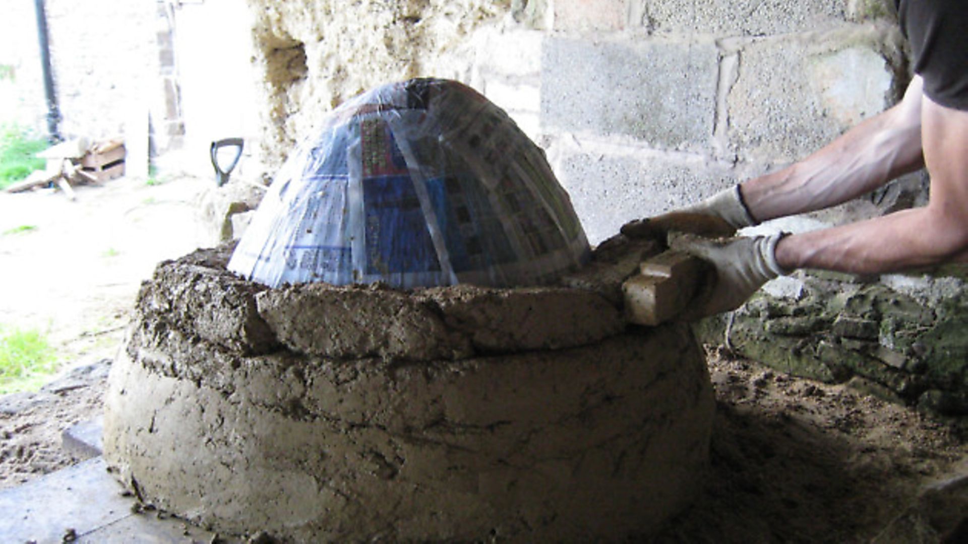 Build a Clay (Cob) Oven in Your Yard!